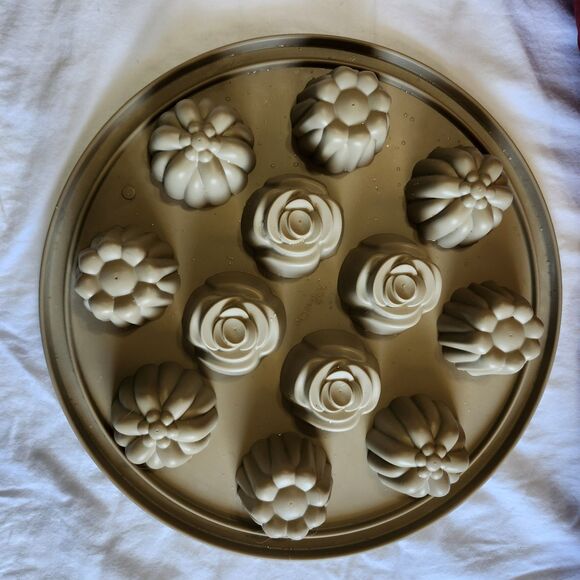 Pampered Chef Silicone Cupcake Muffin Pan Floral Flower Rose Molds Bakewear - Picture 2 of 2